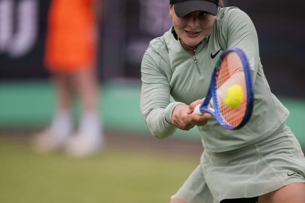 S-HERTOGENBOSCH, NETHERLANDS - JUNE 08: Bianca Andreescu of Canada returns a backhand shot against Elise Mertens of Belgium during their WTA, Tennis Damen Singles First Round match at the LibÃ ma Open on June 8, 2026 at Autotron s-Hertogenbosch in s-Hertogenbosch, Netherlands. Credit: Andy Astfalck NurPhoto Netherlands Copyright: xAndyxAstfalckx