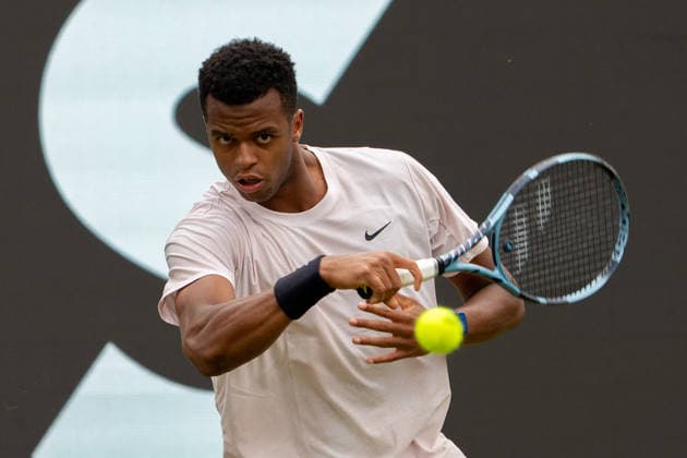 Giovanni Mpetshi Perricard, Schlag, Vorhand, Rueckhand, Aktion, Action, Roman Rischatowitsch Safiullin vs. Giovanni Mpetshi Perricard, Tennis, ATP, Tennis Herren Turnier, Boss-Open, Center-Court, Sechzehntelfinale, 08.06.2026, Roman Rischatowitsch Safiullin vs. Giovanni Mpetshi Perricard, Tennis, ATP-Turnier, Boss-Open, Center-Court, Sechzehntelfinale, 08.06.2026, Stuttgart