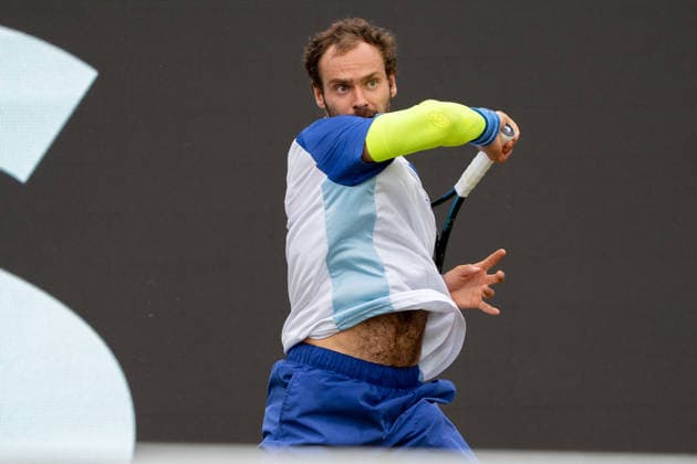 Roman Rischatowitsch Safiullin, Schlag, Vorhand, Rueckhand, Aktion, Action, Roman Rischatowitsch Safiullin vs. Giovanni Mpetshi Perricard, Tennis, ATP, Tennis Herren Turnier, Boss-Open, Center-Court, Sechzehntelfinale, 08.06.2026, Roman Rischatowitsch Safiullin vs. Giovanni Mpetshi Perricard, Tennis, ATP-Turnier, Boss-Open, Center-Court, Sechzehntelfinale, 08.06.2026, Stuttgart