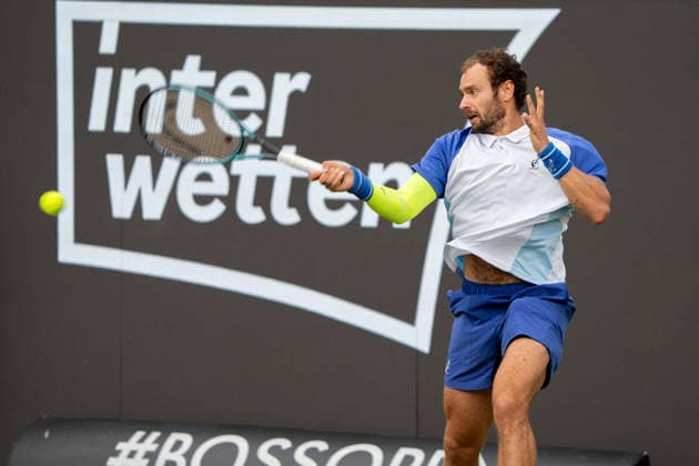 Roman Rischatowitsch Safiullin, Schlag, Vorhand, Rueckhand, Aktion, Action, Roman Rischatowitsch Safiullin vs. Giovanni Mpetshi Perricard, Tennis, ATP, Tennis Herren Turnier, Boss-Open, Center-Court, Sechzehntelfinale, 08.06.2026, Roman Rischatowitsch Safiullin vs. Giovanni Mpetshi Perricard, Tennis, ATP-Turnier, Boss-Open, Center-Court, Sechzehntelfinale, 08.06.2026, Stuttgart