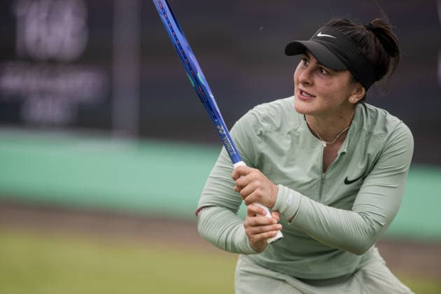 S-HERTOGENBOSCH, NETHERLANDS - JUNE 08: Bianca Andreescu of Canada returns a backhand shot against Elise Mertens of Belgium during their WTA, Tennis Damen Singles First Round match at the LibÃ ma Open on June 8, 2026 at Autotron s-Hertogenbosch in s-Hertogenbosch, Netherlands. Credit: Andy Astfalck NurPhoto Netherlands Copyright: xAndyxAstfalckx