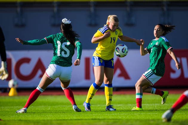 260608 Matilda NildÃ n of Sweden and Ana Mendoza Gonzalez and Daniela Janet Monroy CortÃ z of Mexico during the under-23 International Friendly, Länderspiel, Nationalmannschaft football match between Sweden and Mexico on June 8, 2026 in Kalmar. Photo: Suvad Mrkonjic BILDBYRAN COP 170 SM0470 fotboll football soccer fotball träningslandskamp international friendly sverige sweden mexico dam bbeng sverige sweden