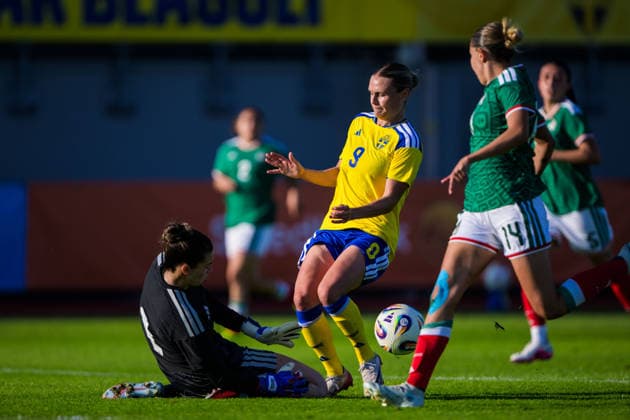 260608 Goalkeeper Celeste Maryel Espino Medoza of Mexico and Maja Bodin of Sweden and Tanna Sanchez Carreto of Mexico during the under-23 International Friendly, Länderspiel, Nationalmannschaft football match between Sweden and Mexico on June 8, 2026 in Kalmar. Photo: Suvad Mrkonjic BILDBYRAN COP 170 SM0470 fotboll football soccer fotball träningslandskamp international friendly sverige sweden mexico dam bbeng sverige sweden