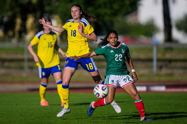 260608 Julia Ragnarsson of Sweden and Lourdes de la Caridad Bosh Lourdes of Mexico during the under-23 International Friendly, Länderspiel, Nationalmannschaft football match between Sweden and Mexico on June 8, 2026 in Kalmar. Photo: Suvad Mrkonjic BILDBYRAN COP 170 SM0470 fotboll football soccer fotball träningslandskamp international friendly sverige sweden mexico dam bbeng sverige sweden