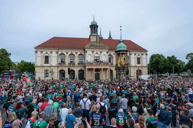 Deutschland: HBL DAIKIN Handball Bundesliga 2025 - 2026, Empfang im Rathaus und Meisterfeier des SC Magdeburg - Alter Markt (Magdeburg): Fans, Stimmung, Atmosphäre, Alter Markt, Innenstadt