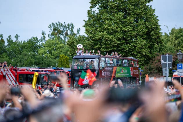 Deutschland: HBL DAIKIN Handball Bundesliga 2025 - 2026, Empfang im Rathaus und Meisterfeier des SC Magdeburg - Alter Markt (Magdeburg): Christian O Sullivan (SC Magdeburg, 24) Fans, Stimmung, Atmosphäre, Alter Markt, Innenstadt