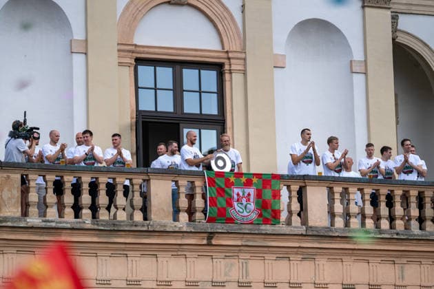Deutschland: HBL DAIKIN Handball Bundesliga 2025 - 2026, Empfang im Rathaus und Meisterfeier des SC Magdeburg - Alter Markt (Magdeburg): Rathausbalkon, Fans, Stimmung, Atmosphäre, Alter Markt, Innenstadt