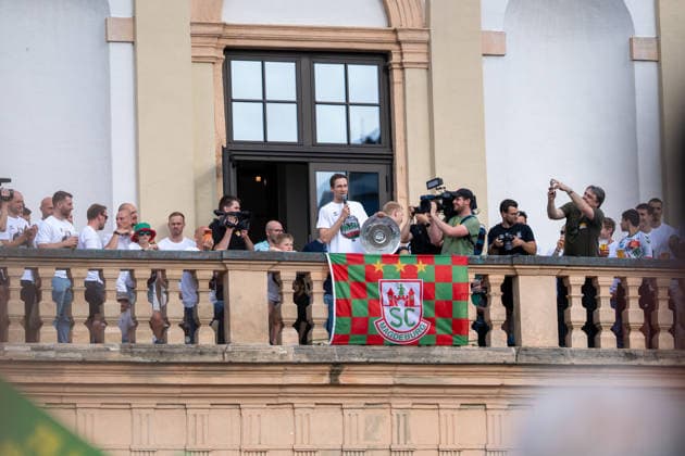 Deutschland: HBL DAIKIN Handball Bundesliga 2025 - 2026, Empfang im Rathaus und Meisterfeier des SC Magdeburg - Alter Markt (Magdeburg): Rathausbalkon, Fans, Stimmung, Atmosphäre, Alter Markt, Innenstadt
