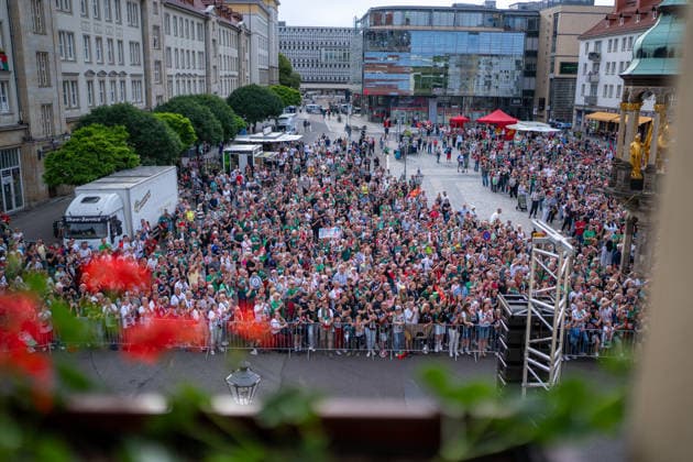 Deutschland: HBL DAIKIN Handball Bundesliga 2025 - 2026, Empfang im Rathaus und Meisterfeier des SC Magdeburg - Alter Markt (Magdeburg): Fans, Stimmung, Atmosphäre, Alter Markt, Innenstadt