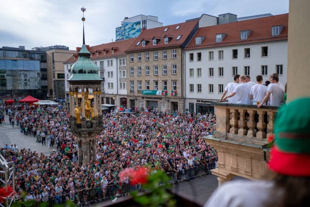 Deutschland: HBL DAIKIN Handball Bundesliga 2025 - 2026, Empfang im Rathaus und Meisterfeier des SC Magdeburg - Alter Markt (Magdeburg): Rathausbalkon, Fans, Stimmung, Atmosphäre, Alter Markt, Innenstadt