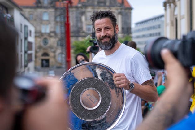 Deutschland: HBL DAIKIN Handball Bundesliga 2025 - 2026, Empfang im Rathaus und Meisterfeier des SC Magdeburg - Alter Markt (Magdeburg): Bennet Wiegert (Trainer, SC Magdeburg) Pokal, Trophäe