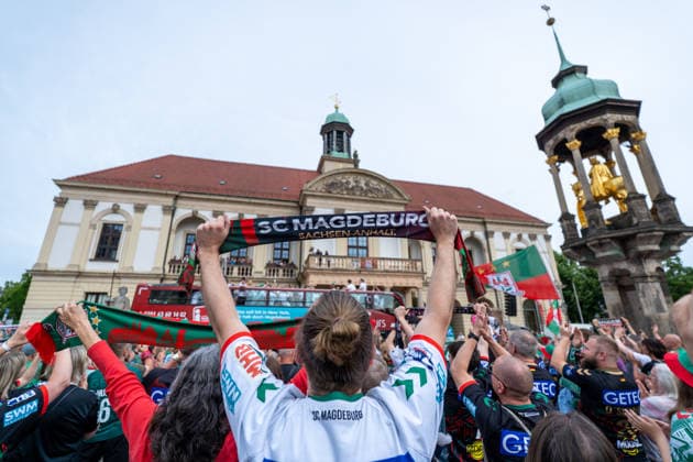 Deutschland: HBL DAIKIN Handball Bundesliga 2025 - 2026, Empfang im Rathaus und Meisterfeier des SC Magdeburg - Alter Markt (Magdeburg): Fans, Stimmung, Atmosphäre, Alter Markt, Innenstadt