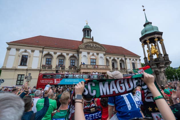 Deutschland: HBL DAIKIN Handball Bundesliga 2025 - 2026, Empfang im Rathaus und Meisterfeier des SC Magdeburg - Alter Markt (Magdeburg): Fans, Stimmung, Atmosphäre, Alter Markt, Innenstadt