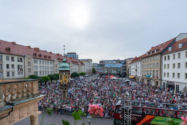 Deutschland: HBL DAIKIN Handball Bundesliga 2025 - 2026, Empfang im Rathaus und Meisterfeier des SC Magdeburg - Alter Markt (Magdeburg): Fans, Stimmung, Atmosphäre, Alter Markt, Innenstadt