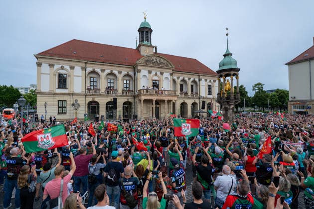 Deutschland: HBL DAIKIN Handball Bundesliga 2025 - 2026, Empfang im Rathaus und Meisterfeier des SC Magdeburg - Alter Markt (Magdeburg): Fans, Stimmung, Atmosphäre, Alter Markt, Innenstadt