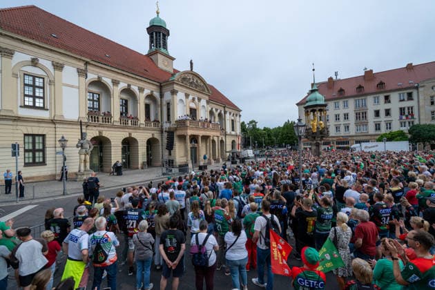 Deutschland: HBL DAIKIN Handball Bundesliga 2025 - 2026, Empfang im Rathaus und Meisterfeier des SC Magdeburg - Alter Markt (Magdeburg): Fans, Stimmung, Atmosphäre, Alter Markt, Innenstadt