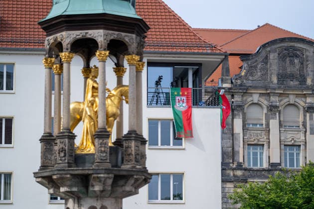 Deutschland: HBL DAIKIN Handball Bundesliga 2025 - 2026, Empfang im Rathaus und Meisterfeier des SC Magdeburg - Alter Markt (Magdeburg): Atmosphäre, Alter Markt, Innenstadt