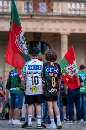 Deutschland: HBL DAIKIN Handball Bundesliga 2025 - 2026, Empfang im Rathaus und Meisterfeier des SC Magdeburg - Alter Markt (Magdeburg): Fans, Stimmung, Atmosphäre, Alter Markt, Innenstadt