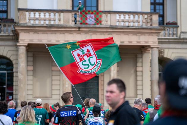 Deutschland: HBL DAIKIN Handball Bundesliga 2025 - 2026, Empfang im Rathaus und Meisterfeier des SC Magdeburg - Alter Markt (Magdeburg): Fans, Stimmung, Atmosphäre, Alter Markt, Innenstadt