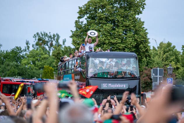 Deutschland: HBL DAIKIN Handball Bundesliga 2025 - 2026, Empfang im Rathaus und Meisterfeier des SC Magdeburg - Alter Markt (Magdeburg): Christian O Sullivan (SC Magdeburg, 24) Fans, Stimmung, Atmosphäre, Alter Markt, Innenstadt
