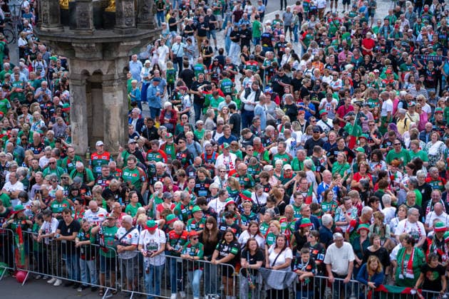 Deutschland: HBL DAIKIN Handball Bundesliga 2025 - 2026, Empfang im Rathaus und Meisterfeier des SC Magdeburg - Alter Markt (Magdeburg): Fans, Stimmung, Atmosphäre, Alter Markt, Innenstadt