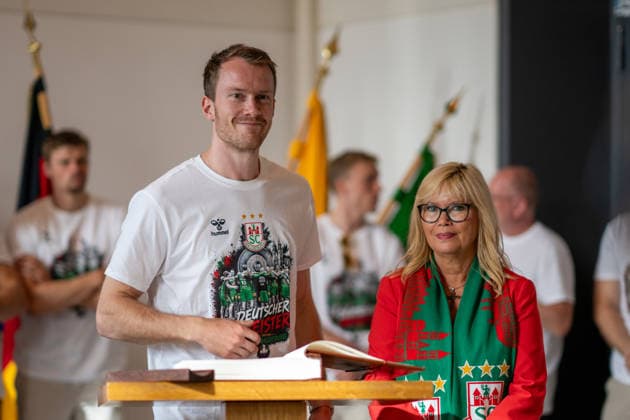 Deutschland: HBL DAIKIN Handball Bundesliga 2025 - 2026, Empfang im Rathaus und Meisterfeier des SC Magdeburg - Alter Markt (Magdeburg): Felix Claar (SC Magdeburg, 7) bei der Eintragung in das Goldene Buch der Landeshauptstadt Magdeburg