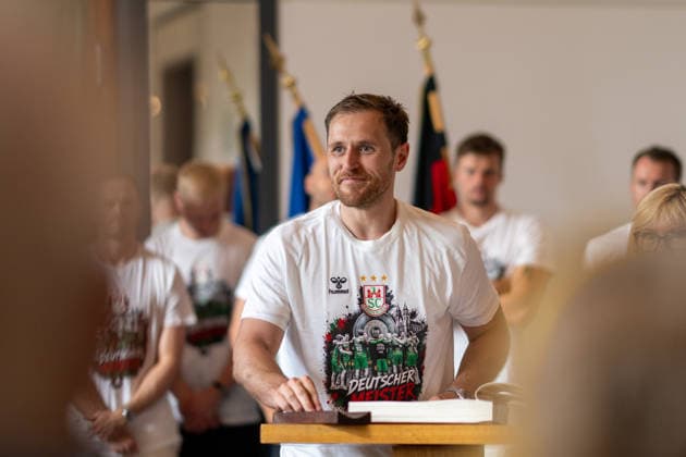 Deutschland: HBL DAIKIN Handball Bundesliga 2025 - 2026, Empfang im Rathaus und Meisterfeier des SC Magdeburg - Alter Markt (Magdeburg): Albin Lagergren (SC Magdeburg, 21) bei der Eintragung in das Goldene Buch der Landeshauptstadt Magdeburg