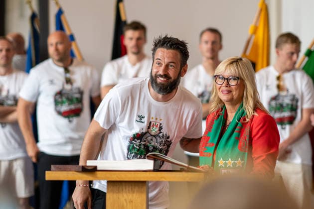 Deutschland: HBL DAIKIN Handball Bundesliga 2025 - 2026, Empfang im Rathaus und Meisterfeier des SC Magdeburg - Alter Markt (Magdeburg): Bennet Wiegert (Trainer, SC Magdeburg) bei der Eintragung in das Goldene Buch der Landeshauptstadt Magdeburg
