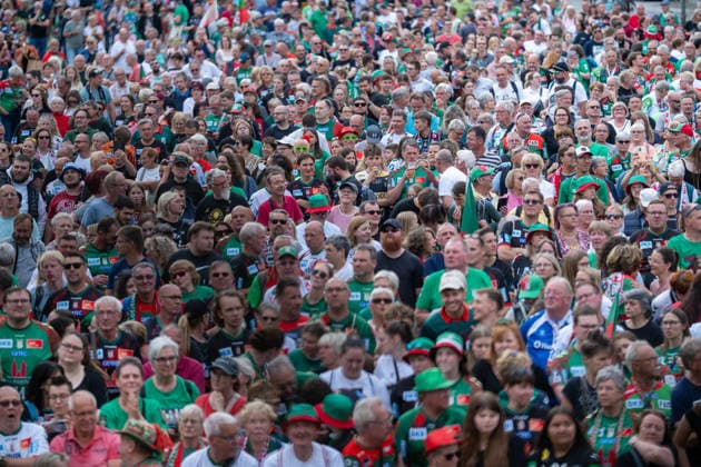 Deutschland: HBL DAIKIN Handball Bundesliga 2025 - 2026, Empfang im Rathaus und Meisterfeier des SC Magdeburg - Alter Markt (Magdeburg): Fans, Stimmung, Atmosphäre, Alter Markt, Innenstadt