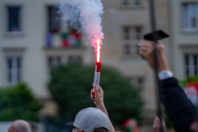 Deutschland: HBL DAIKIN Handball Bundesliga 2025 - 2026, Empfang im Rathaus und Meisterfeier des SC Magdeburg - Alter Markt (Magdeburg): Pyrotechnik, Fans, Stimmung, Atmosphäre, Alter Markt, Innenstadt