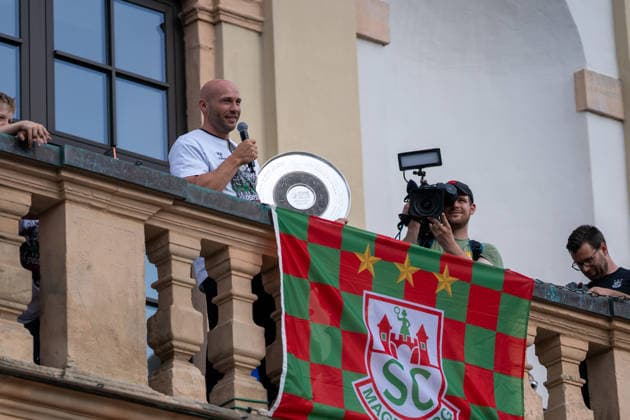 Deutschland: HBL DAIKIN Handball Bundesliga 2025 - 2026, Empfang im Rathaus und Meisterfeier des SC Magdeburg - Alter Markt (Magdeburg): Rathausbalkon, Fans, Stimmung, Atmosphäre, Alter Markt, Innenstadt