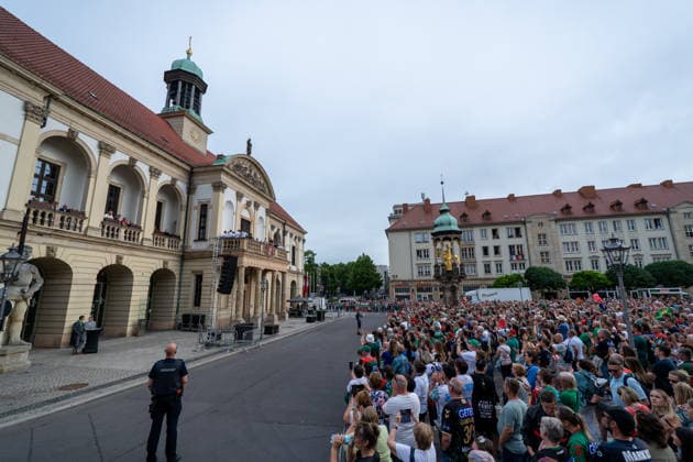 Deutschland: HBL DAIKIN Handball Bundesliga 2025 - 2026, Empfang im Rathaus und Meisterfeier des SC Magdeburg - Alter Markt (Magdeburg): Fans, Stimmung, Atmosphäre, Alter Markt, Innenstadt