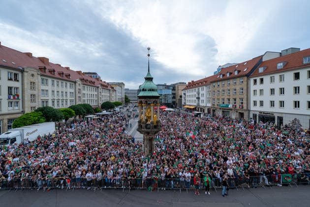Deutschland: HBL DAIKIN Handball Bundesliga 2025 - 2026, Empfang im Rathaus und Meisterfeier des SC Magdeburg - Alter Markt (Magdeburg): Fans, Stimmung, Atmosphäre, Alter Markt, Innenstadt