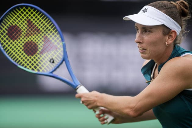 S-HERTOGENBOSCH, NETHERLANDS - JUNE 08: Elise Mertens of Belgium returns a backhand shot against Bianca Andreescu of Canada during their WTA, Tennis Damen Singles First Round match at the LibÃ ma Open on June 8, 2026 at Autotron s-Hertogenbosch in s-Hertogenbosch, Netherlands. Credit: Andy Astfalck NurPhoto Netherlands Copyright: xAndyxAstfalckx
