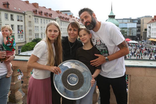08.06.2026, xtgx, Handball, Daikin HBL, Empfang des deutschen Meisters SC Magdeburg im Rathaus v.l. Bennet Wiegert (Magdeburg, Trainer) mit seiner Familie Magdeburg