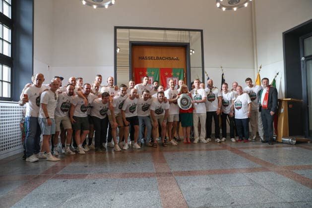 08.06.2026, xtgx, Handball, Daikin HBL, Empfang des deutschen Meisters SC Magdeburg im Rathaus v.l. Gruppenfoto der Mannschaft mit Oberbürgermeisterin Simone Borris und Ministerpräsident Sven Schulze Magdeburg