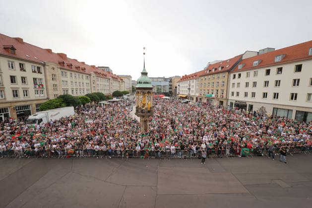 08.06.2026, xtgx, Handball, Daikin HBL, Empfang des deutschen Meisters SC Magdeburg im Rathaus v.l. Fans auf dem Alten Markt Magdeburg