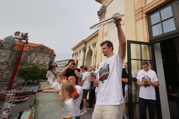 08.06.2026, xtgx, Handball, Daikin HBL, Empfang des deutschen Meisters SC Magdeburg im Rathaus v.l. Sergey Hernandez Ferrer (Magdeburg, 1) Magdeburg