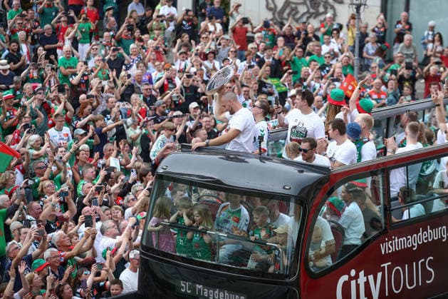 08.06.2026, xtgx, Handball, Daikin HBL, Empfang des deutschen Meisters SC Magdeburg im Rathaus v.l. Christian O Sullivan (Magdeburg, 24) präsentiert die Meisterschale Magdeburg