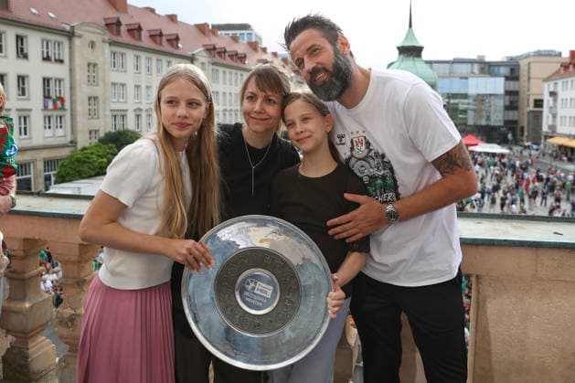08.06.2026, xtgx, Handball, Daikin HBL, Empfang des deutschen Meisters SC Magdeburg im Rathaus v.l. Bennet Wiegert (Magdeburg, Trainer) mit seiner Familie Magdeburg
