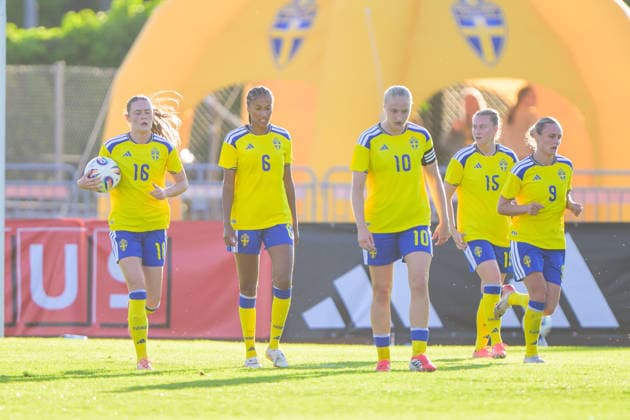260608 Svea Rehnberg, Cassandra Bogere and Wilma Leidhammar of Sweden looks dejected after 0-1 during the under-23 International Friendly, Länderspiel, Nationalmannschaft football match between Sweden and Mexico on June 8, 2026 in Kalmar. Photo: Suvad Mrkonjic BILDBYRAN COP 170 SM0470 fotboll football soccer fotball träningslandskamp international friendly sverige sweden mexico dam bbeng depp sverige sweden