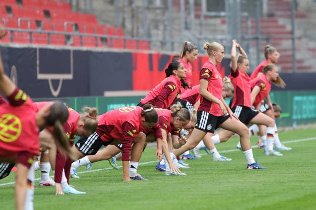 Fußball, U23-Frauen: Deutschland - Dänemark, 08.06.26 Paulina Bartz (21, Deutschland U23, Hamburger SV) bei der Erwärmung. Fußball, Testspiel U23-Frauen: Deutschland - Dänemark am 08.06.26 im Leuna-Chemie-Stadion Halle (Saale).
