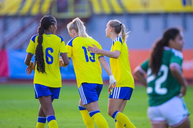 260608 Cassandra Bogere, Molly Johansson and Sara Eriksson of Sweden celebrates after 1-1 during the under-23 International Friendly, Länderspiel, Nationalmannschaft football match between Sweden and Mexico on June 8, 2026 in Kalmar. Photo: Suvad Mrkonjic BILDBYRAN COP 170 SM0470 fotboll football soccer fotball träningslandskamp international friendly sverige sweden mexico dam bbeng jubel sverige sweden celebrates