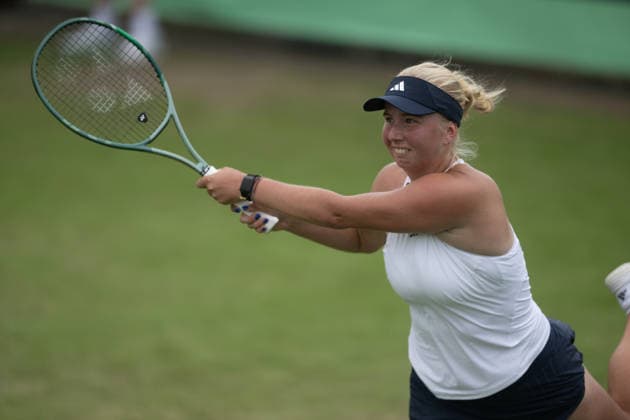 S-HERTOGENBOSCH, NETHERLANDS - JUNE 08: Clara Tauson of Denmark returns a backhand shot against Mia Pohankova of Slovakia during their WTA, Tennis Damen Singles First Round match at the LibÃ ma Open on June 8, 2026 at Autotron s-Hertogenbosch in s-Hertogenbosch, Netherlands. Credit: Andy Astfalck NurPhoto Netherlands Copyright: xAndyxAstfalckx