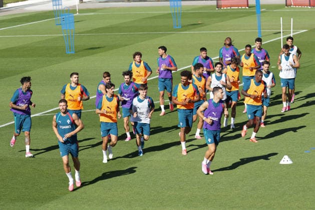 Training of the Portuguese national football team in the football city of Oeiras - Portugal, June 8, 2026, in Alges, Portugal. Portugal warming up