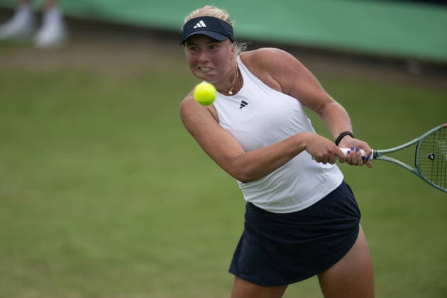 S-HERTOGENBOSCH, NETHERLANDS - JUNE 08: Clara Tauson of Denmark returns a backhand shot against Mia Pohankova of Slovakia during their WTA, Tennis Damen Singles First Round match at the LibÃ ma Open on June 8, 2026 at Autotron s-Hertogenbosch in s-Hertogenbosch, Netherlands. Credit: Andy Astfalck NurPhoto Netherlands Copyright: xAndyxAstfalckx