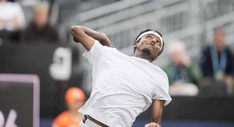 S-HERTOGENBOSCH, NETHERLANDS - JUNE 08: Elias Ymer of Sweden serves to Ugo Humbert of France during their ATP, Tennis Herren Singles First Round match at the LibÃ ma Open on June 8, 2026 at Autotron s-Hertogenbosch in s-Hertogenbosch, Netherlands. Credit: Andy Astfalck NurPhoto Netherlands Copyright: xAndyxAstfalckx