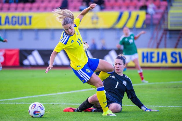 260608 Johanna Renmark of Sweden and Goalkeeper Celeste Maryel Espino Medoza of Mexico during the under-23 International Friendly, Länderspiel, Nationalmannschaft football match between Sweden and Mexico on June 8, 2026 in Kalmar. Photo: Suvad Mrkonjic BILDBYRAN COP 170 SM0470 fotboll football soccer fotball träningslandskamp international friendly sverige sweden mexico dam bbeng sverige sweden