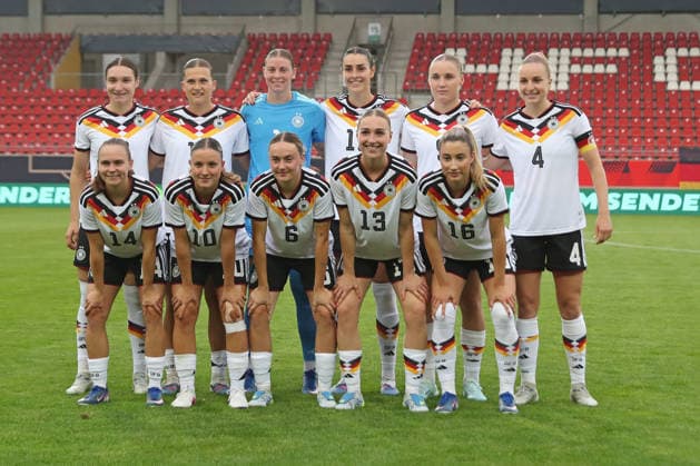 Fußball, U23-Frauen: Deutschland - Dänemark, 08.06.26 Mannschaftsfoto, Teamfoto vom U23-DFB-Team der Frauen. Startelf. Fußball, Testspiel U23-Frauen: Deutschland - Dänemark am 08.06.26 im Leuna-Chemie-Stadion Halle (Saale).