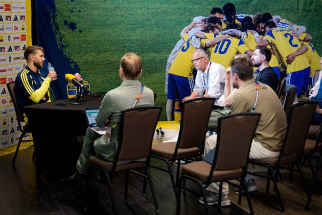 260608 Jesper Karlström of the Swedish men s national football team in the mixed zone after a training session during day -4 of the FIFA World Cup, WM, Weltmeisterschaft, Fussball 2026 on June 8, 2026 in Dallas. Photo: Petter Arvidson BILDBYRAN kod PA PA1224 fotboll football soccer fotball vm fotbolls-vm fotball-vm fotbolls-vm 2026 fifa world cup 2026 mixed zone sverige sweden sverige a day -3 bbeng